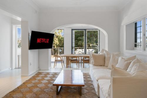 Darling Point Apartment | Executive 2BR Apt with Balcony near Yarranabbe Park