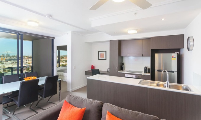 Fortitude Valley Apartment | Executive 2BR Fortitude Valley apartment with pool and views
