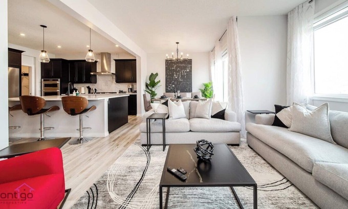Southwest Edmonton House | Executive Home | AC | Sleeps 10 | Near YEG Airport