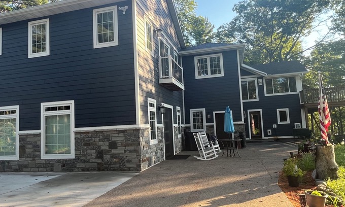 Lake Shore House | Executive Lakehome on Gull Lake – Fully Furnished 30+ Day Stays Amazing Views