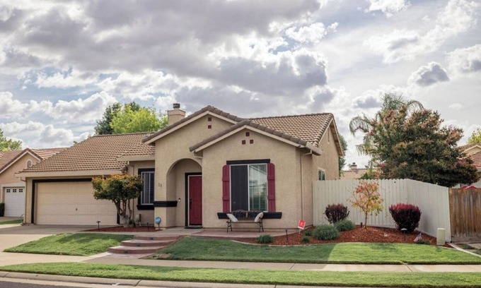 Highland Reserve House | Executive-Style Farmhouse Retreat – Furnished & Perfectly Located in Roseville