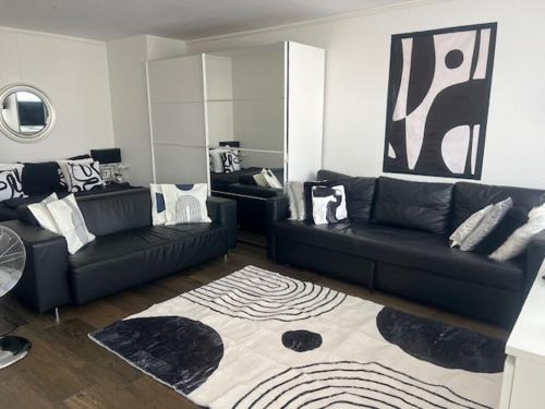 Hard Apartment | Executive Suite Top Location & Fast Free Wi-Fi & AC & Parking