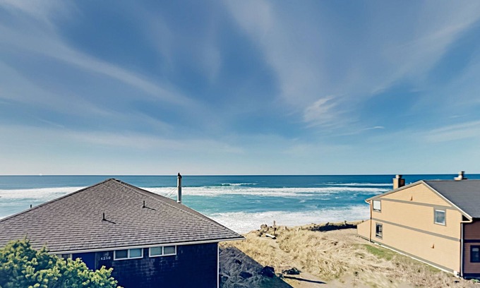 Neskowin House | Expansive Beach Retreat | 2 Decks & Balcony | Corner Lot, 50’ to Ocean