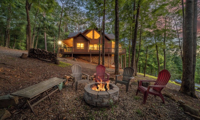Ridges Over the Lake Cabin | Experience breathtaking mountain views at Sunset Ridge Aska