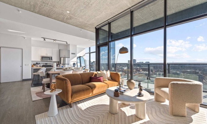 West Loop Apartment | Explore Fulton Market + Retreat in Modern Comfort