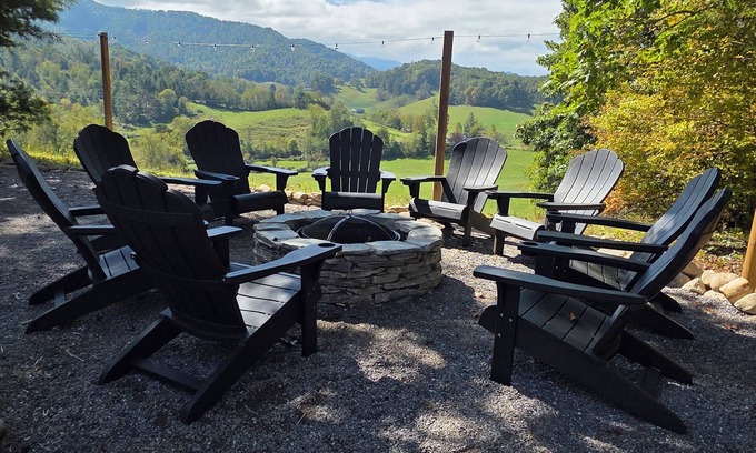 Burnsville House | Explore our Modern 4BR—stylish, pet-friendly, and perfect for comfortable travel