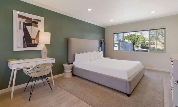 Piedmont Avenue Hotel | Explore the amazing riches of local aquatic animals in the Aquarium of the Bay!