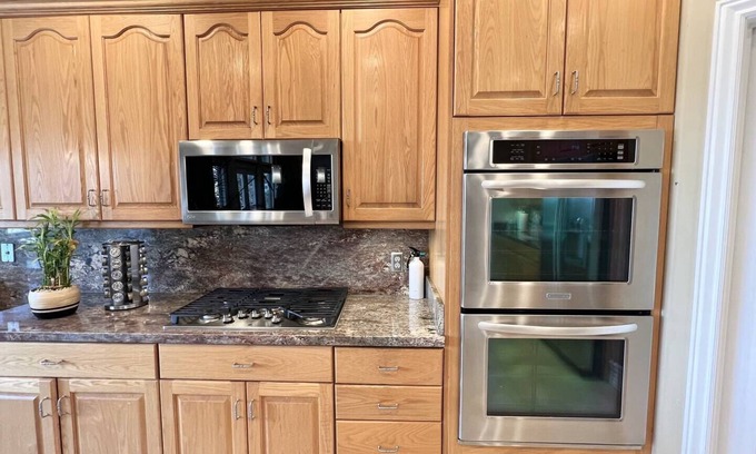 Draper House | Exquisite house with large kitchen and koi pond