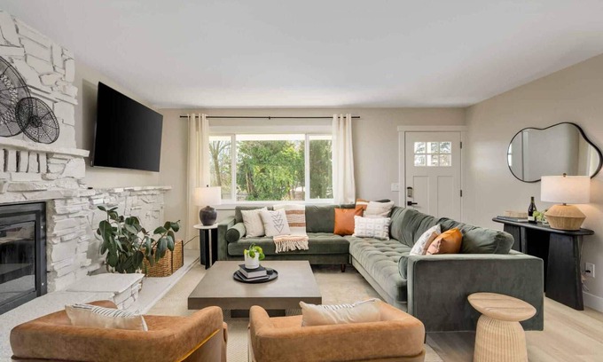 Bull Mountain House | Exquisite Single Level Retreat on Half-Acre, All New Decor and Furnishing, Pet Friendly, Open Layout