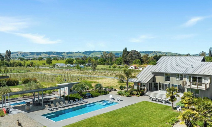 Sonoma House | Exquisite Vineyard Estate + Pool. 5 Star Resort Setting