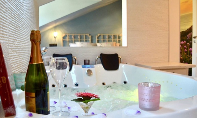 Santillana del Mar Apartment | Extra Large Suite with jacuzzi