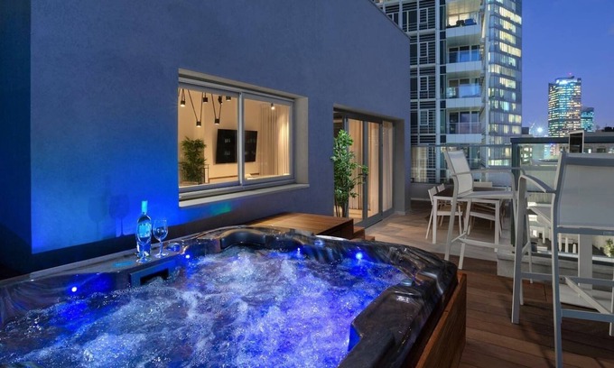 Tel Aviv Apartment | Extravagant 3BR & Jacuzzi by HolyGuest