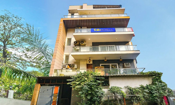 Dwarka Hotel | Fabhotel Silver Oak Bnb