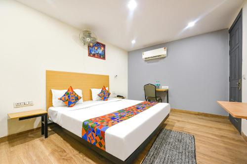 Janakpuri Hotel | FabHotel Twamev