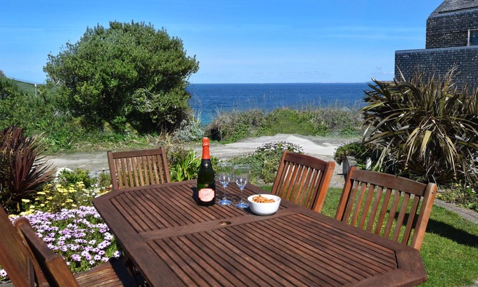 St Ives Cottage | Fabulous 3 Bed Cottage With Parking And Garden Overlooking Porthgwidden Beach