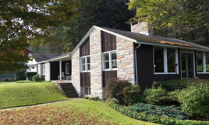 Honesdale House | Fabulous Mid-Century Modern family home in the Poconos
