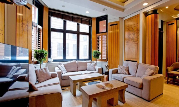 Brompton & Hans Town Apartment | Fabulous Three Bedroom Flat Opposite Harrods