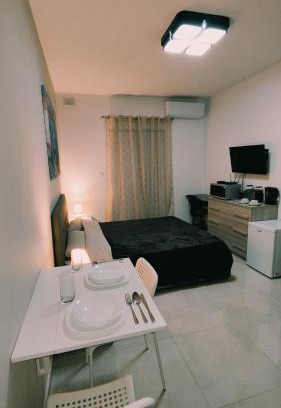 Luqa House | Fairwinds - Double Room with Ensuite - Luqa Airport - Self Check In & Out available