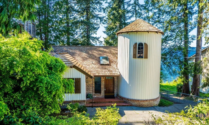 Rollingbay House | Fairyland Cottage: Waterfront+Hot Tub+Beach+Clam