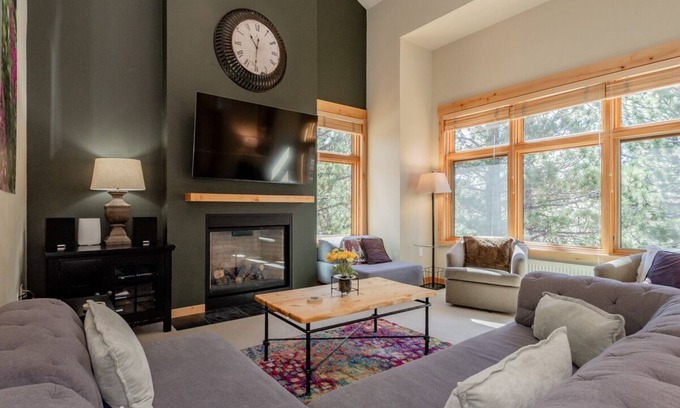 Mammoth Lakes House | Fall Availability! Inviting, Ski Townhome with Mountain Views and Hot Tub Access!