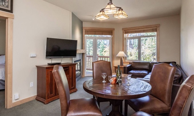Mammoth Lakes Condo | Fall Availability! Ski-in, Ski-out Mountain Condo with Alpine Views and Community Hot Tub!