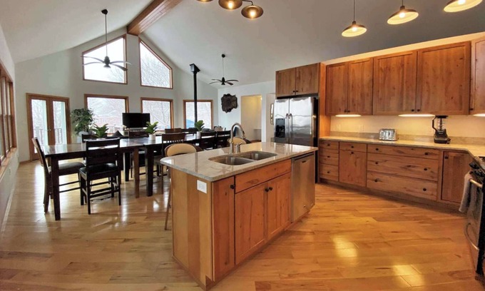 St Ignace Cabin | Fall Colors Getaway | Walk to Downtown & Ferry