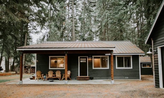 Cle Elum Cabin | Fall Escape: Cabin & Casita w/Hot Tub, Game Room, Fire Pit + Lake Access