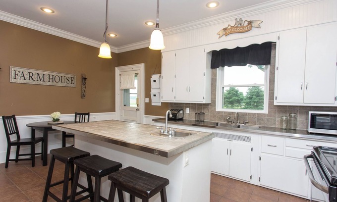 Buchanan Other | Fall Getaway to Wine and Brewery country. Oct 24 and 31 Weekends Available.