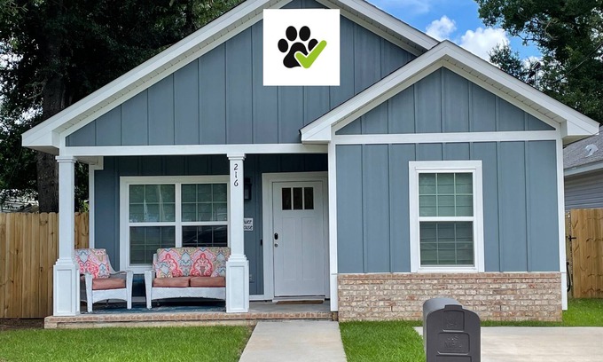 South Pensacola Cottage | Fall in love w/downtown Pensacola! Spacious modern cottage for you and your pup!