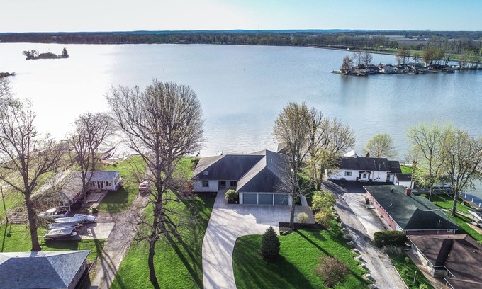 Russells Point House | fall weeks still available! 4 bd 3 ba 3200 Sq Ft New reno Exec. Home w/3docks