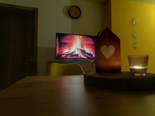 Watterbach Apartment | Familienfreundliche Ferienwohnung "Feuer" im Ferienhaus am Waldbach