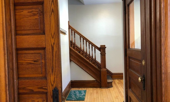 Minneapolis Villa | Families+1.5ba+Sleeps 10+Parking+1.5mi to Downtown