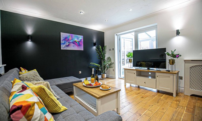 Bletchley House | Families & Contractors.Quiet parkland location close to amenities Milton Keynes