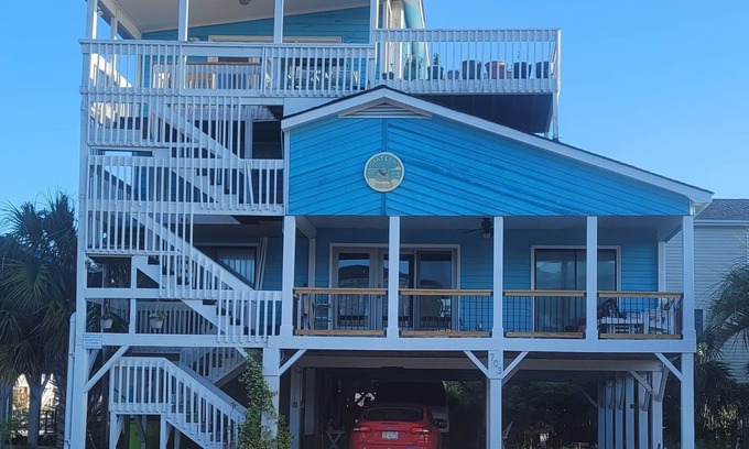 Sunset Beach House | Family and Pet Friendly, steps from the beach
