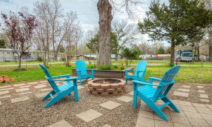 Longtown House | Family and Pet Friendly Lake House around the corner from boat ramp. Sleeps 12