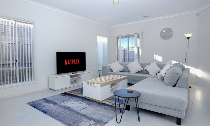 Werribee House | Family And Remote Work Friendly-Only 4 Minutes from The Pacific Werribee