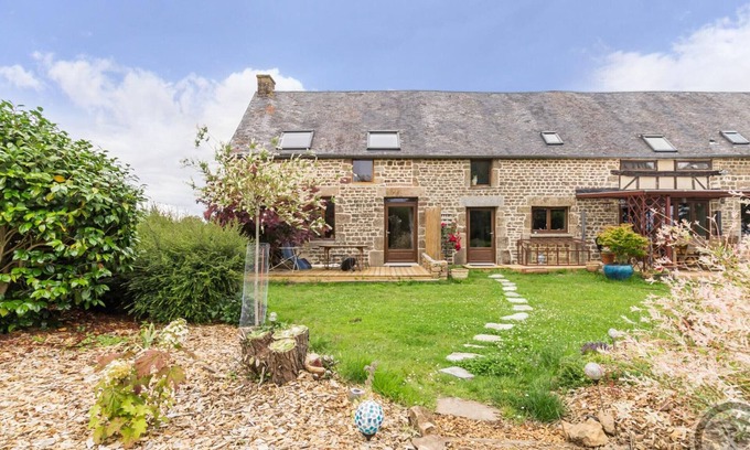 Savigny-le-Vieux Cottage | Family cottage with garden, pets allowed