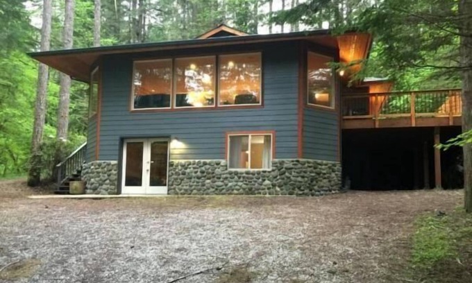 Glacier House | Family Dream Cabin with Hot Tub, Sauna and WI-FI