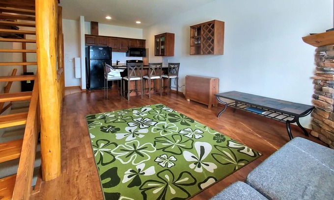 Big White Ski Resort House | ★ Family friendly 3BR/2B townhouse beside ski run with new top of line hot tub!★