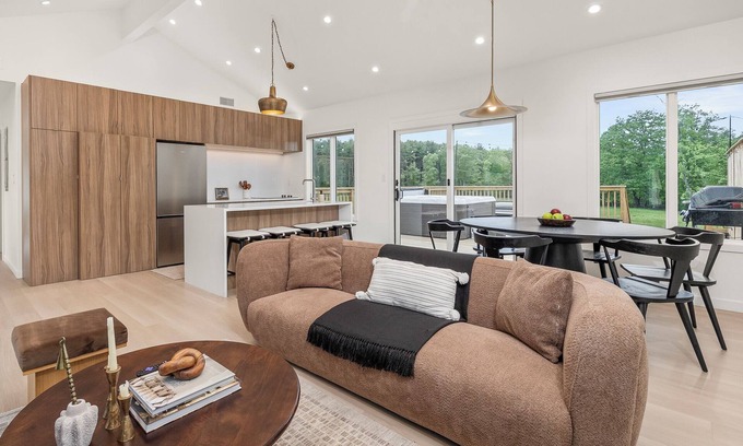 East Durham House | Family Friendly 3BR - Playground - Tennis Court