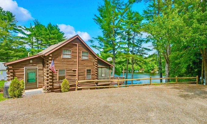 East Wakefield Cabin | Family friendly 4 season lakefront oasis! NH foliage & apple picking are calling