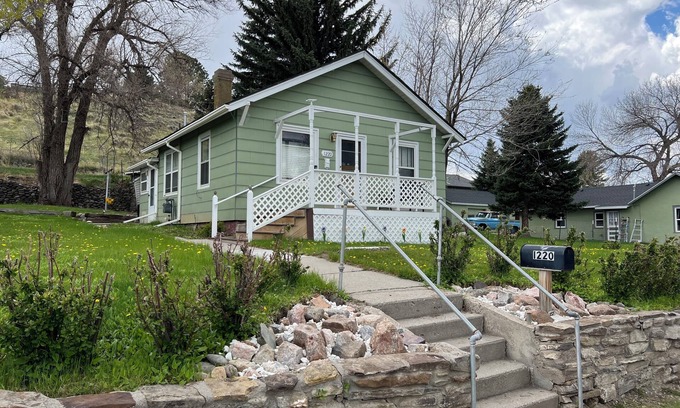 Cody House | Family-friendly bungalow in downtown Cody! Also corporate monthly rental rates