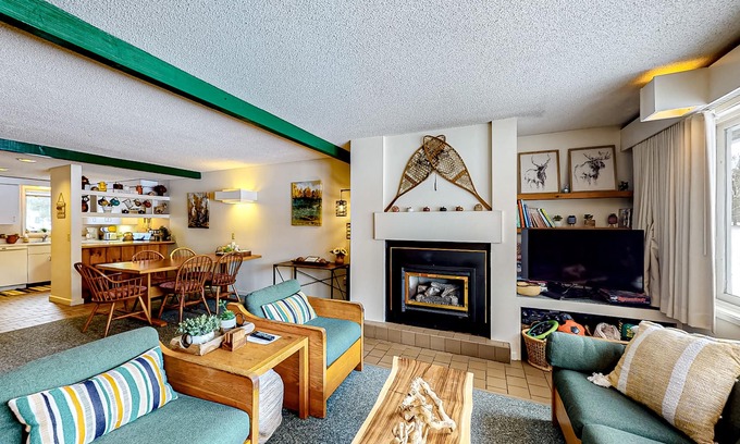 Stowe Area Condo | Family-Friendly Condo with Shared Pool/Hot Tub/Tennis, Patio, Fireplace, & WiFi