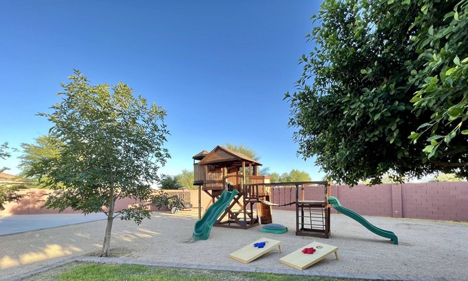 Palm Valley House | Family friendly Goodyear Home, huge backyard & all NEW furniture