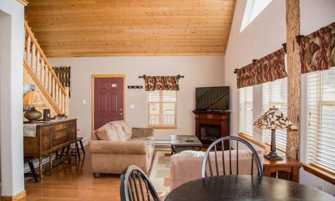 Estes Park Cabin | Family-Friendly Lodge. Loft + Kitchen. Dogs OK.