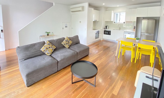 Varsity Lakes House | Family-Friendly Modern 3BR home near Gold Coast Attractions