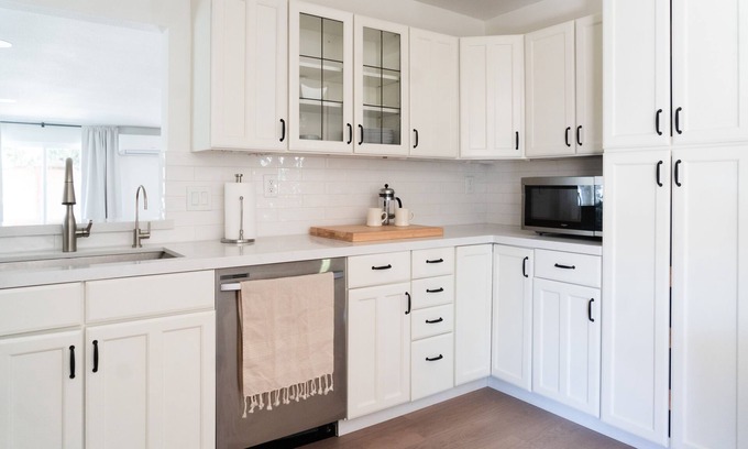 Oak View House | Family Friendly Modern Quiet Home Close to Downtown, Trails & Hikes. Work Remote