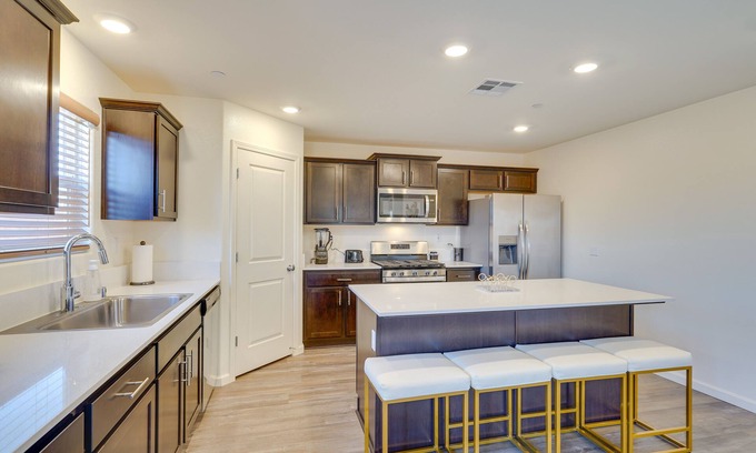 Riverbank Apartment | Family-Friendly Riverbank Retreat: Close to Parks!