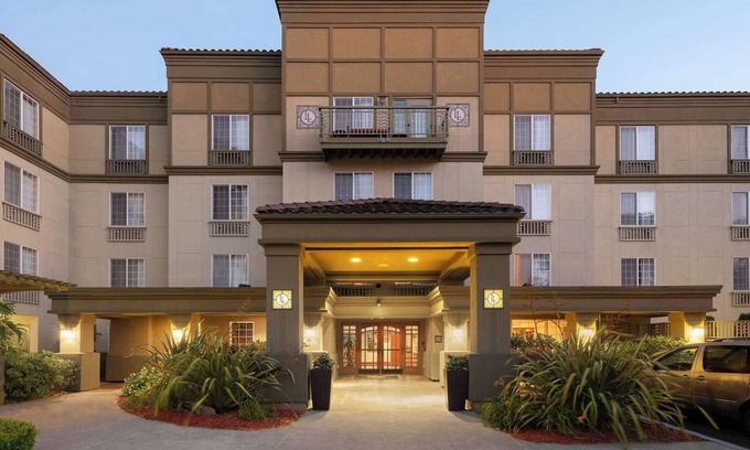Renton House | Family Friendly Suite w/Full Kitchen, Free Parking and Free Airport Shuttle!