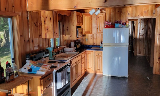 Colchester Cottage | Family Friendly Waterfront Cottage